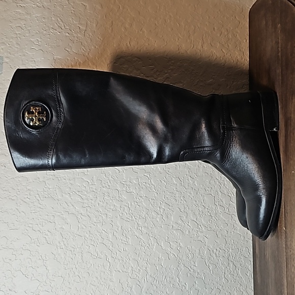 Tory Burch‎ Ashlynn Riding Boot Almond Toe Black Gold Emblem Womens Sz 7.5 - Picture 1 of 10